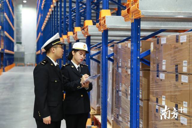 南沙海关关员在南沙保税港区医药仓库巡仓 马寅栋摄
