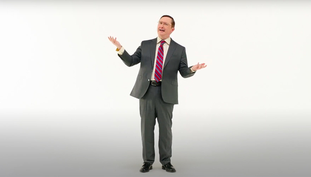 苹果最新的Mac广告是段单口相声，画风回到2000年