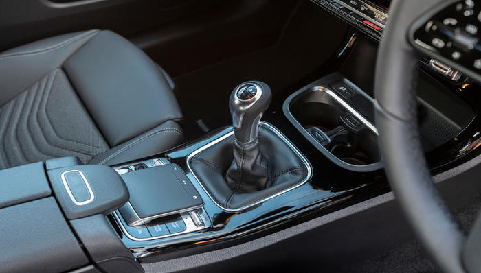 手动挡真的“老旧”到该退出历史舞台了吗？英国市场数据显示这个变化正在发生