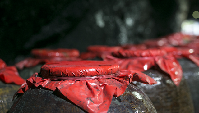 白酒,跌停,龙虎榜,价格限制,游资,机构席位,沪股通,上交所,北上资金,跌停,中金,青青稞酒,伊力特