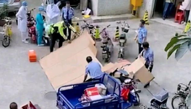 快看|快递员遭坠楼男子砸中身亡，中通回应：愿提供120万抚恤金，仍在协商