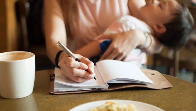 2020职场女性生存现状：超8成晋升受影响 3成曾隐瞒怀孕事实