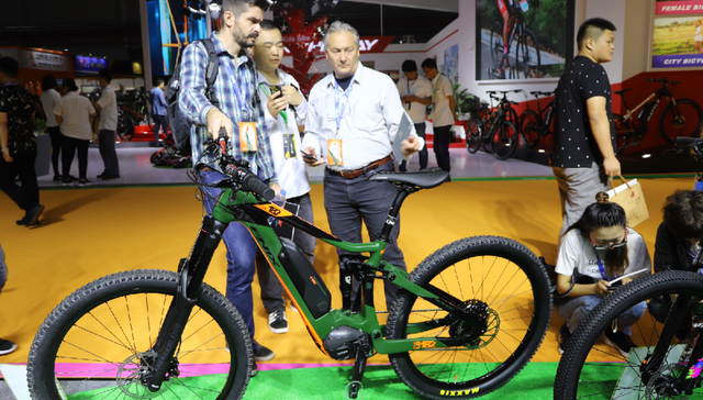 世界哄抢，中国自行车“爆单”！订单排到明年7月，工人每晚加班至10点