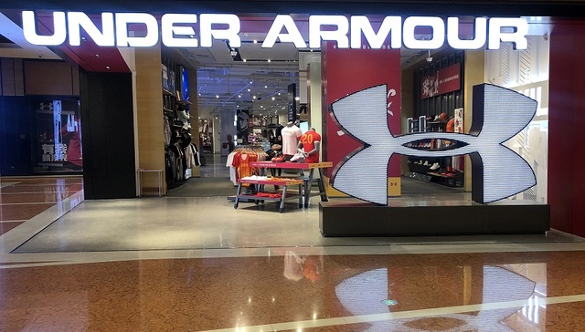 安德玛营收暴跌艰难重组，提前结束与多所高校运动队合作