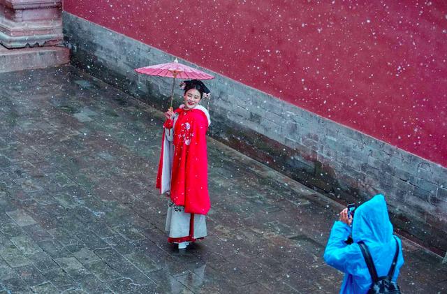红墙白雪，“穿越”美女，太庙景区成网红打卡地