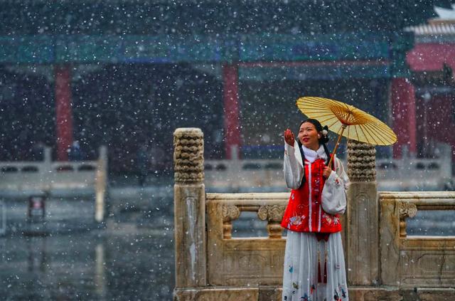 红墙白雪，“穿越”美女，太庙景区成网红打卡地