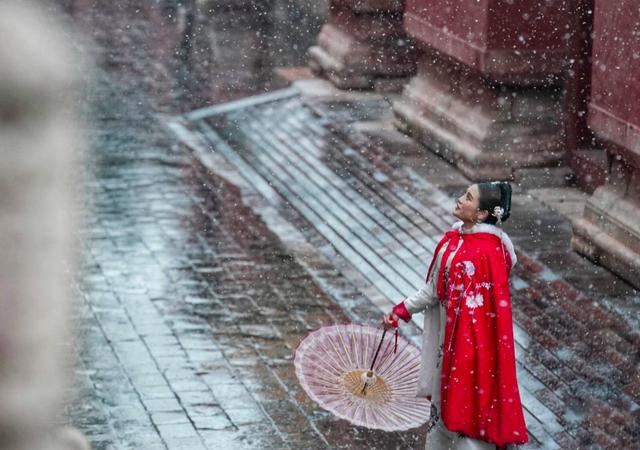 红墙白雪，“穿越”美女，太庙景区成网红打卡地