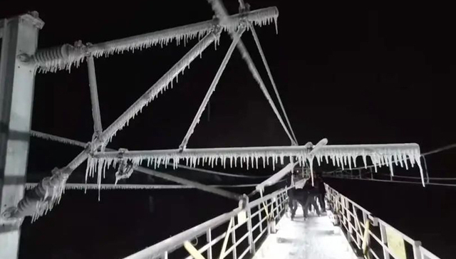 东北暴雪后8万“打冰人”出动，为什么高铁电网还需要人工除冰？