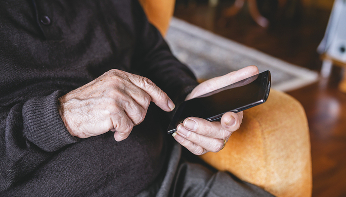 拒收现金、因“码”难行…老年人被科技边缘化，国办发文推动解决“数字鸿沟”问题