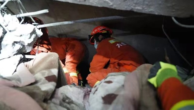 贵州六盘水市一在建厂房发生局部垮塌，5人被困