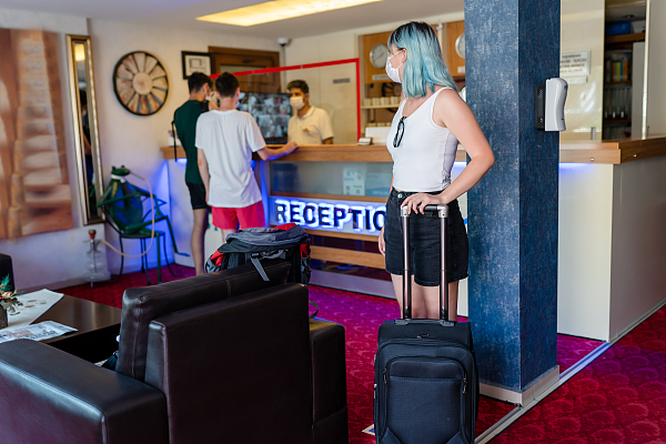 【特写】住进酒店的年轻人，到底想做什么？