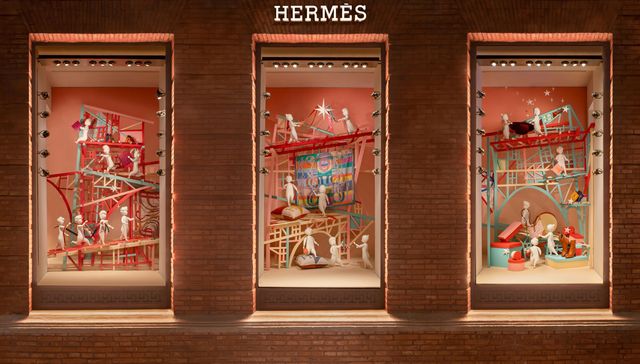 【是日美好事物】爱马仕冬季橱窗上演节日庆典，FURLA软萌熊猫手袋中国限定
