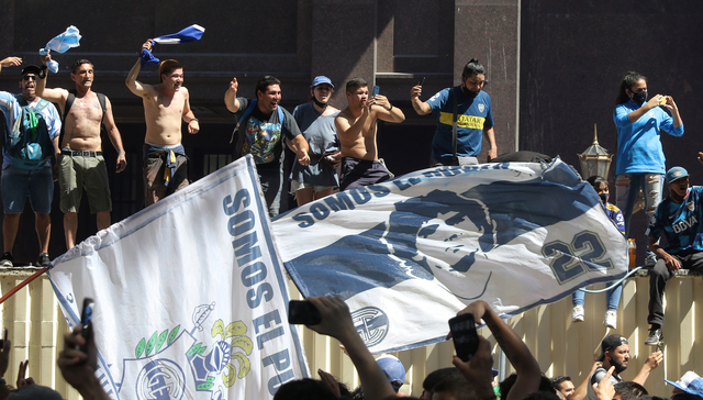 阿根廷民众送别马拉多纳酿冲突，拉美多国政要悼念“球王”