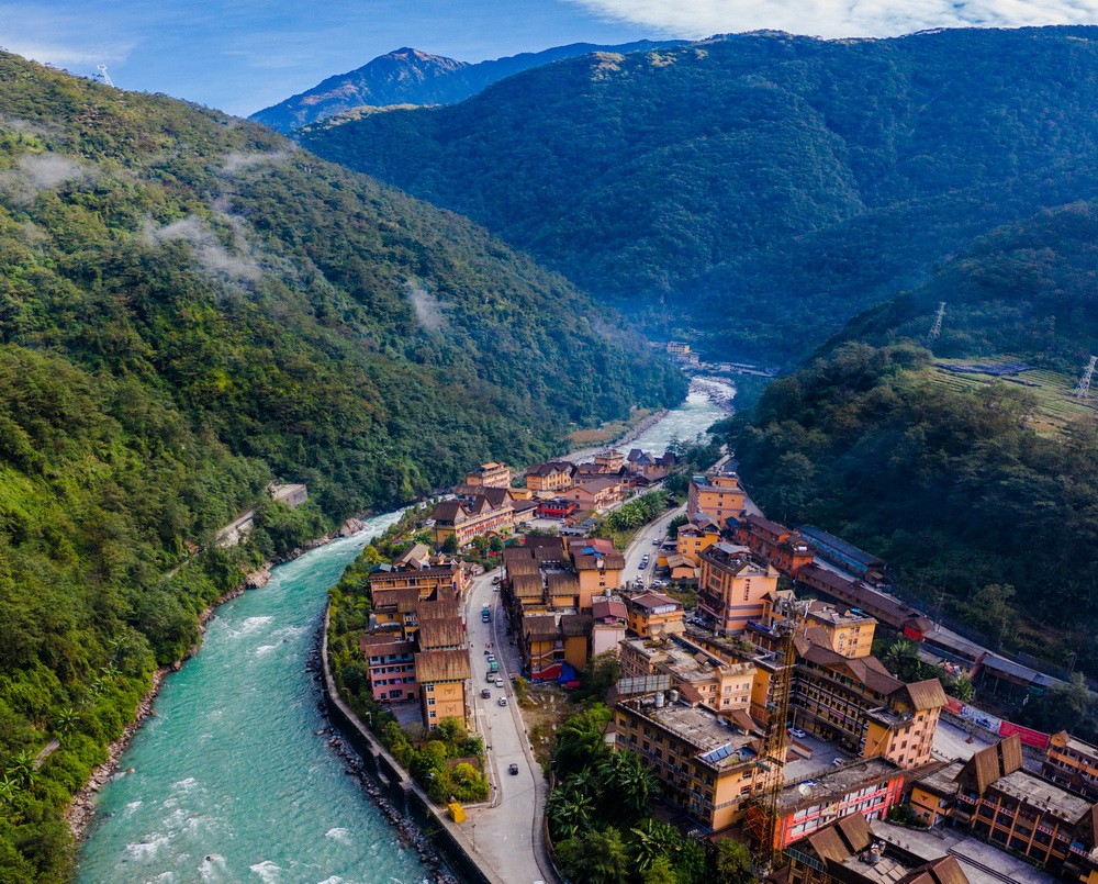 云南省贡山独龙族怒族自治县独龙江乡新貌(10月31日摄,无人机照片)。新华社记者 胡超 摄