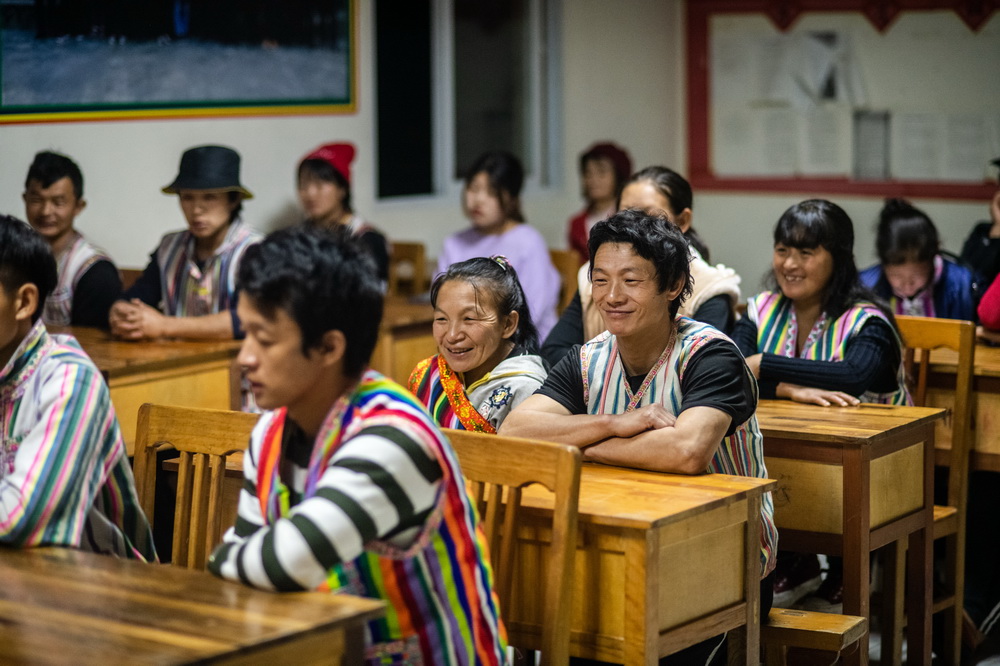 在云南省贡山独龙族怒族自治县独龙江乡孔当村,独龙族群众在上夜校(10月28日摄)。新华社记者 胡超 摄