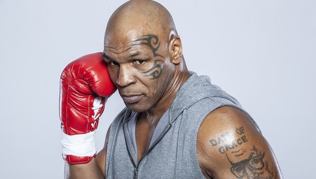 拳王泰森时隔十五年再登台，NBA扣篮王不敌网红保罗