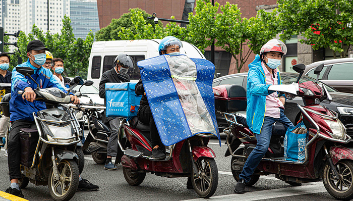 电动自行车死伤率攀升，专家呼吁国家立法强制戴头盔