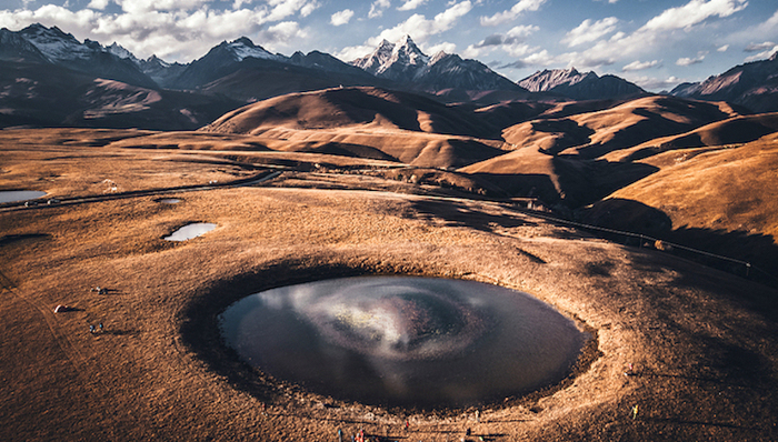 丁真走红背后：他们是“行走的深度内容IP”