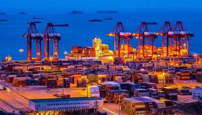 上海港集装箱一箱难求背后：贸易回暖，吞吐量刷新月度纪录