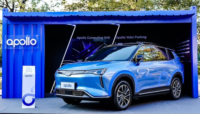 一台威马把“自己”停进了地下车库，但驾驶员沈晖还站在车外面