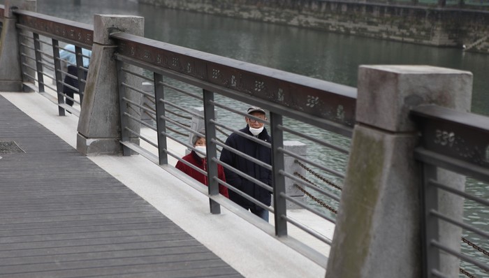 新冠疫苗问世以后，口罩可以摘掉了吗？