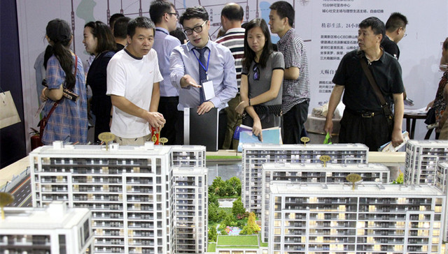 年末楼市：有城市万人抢房，有地方跌跌不休