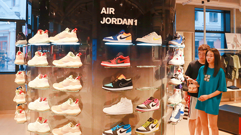 StockX发布“2020趋势”报告： Yeezy拖鞋在二级市场大热，AJ女款卖出25万双