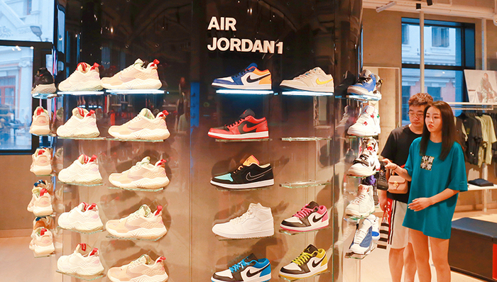 StockX发布“2020趋势”报告： Yeezy拖鞋在二级市场大热，AJ女款卖出25万双