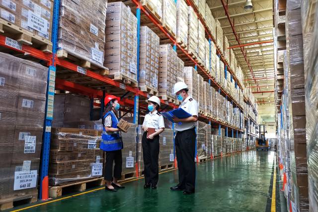 南沙海关关员在南沙保税港区跨境电商仓库巡仓。 韩健全摄