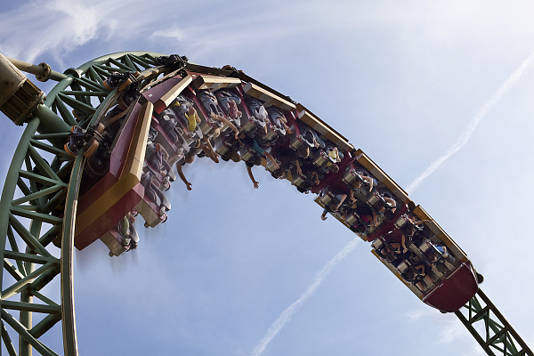 70岁大爷一天坐43次过山车，刺激性游乐项目是否应设年龄限制？