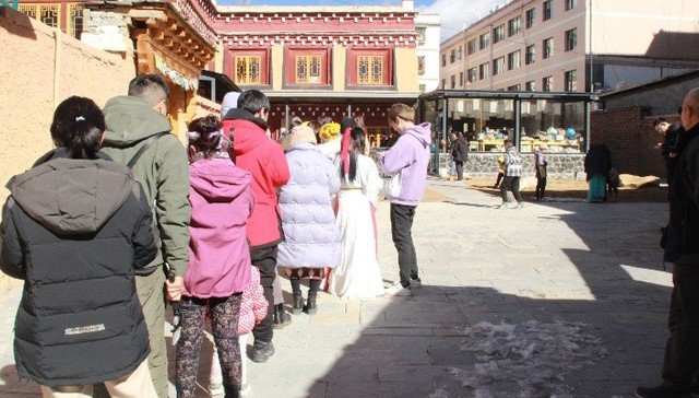 Where can I find Tenzin? Tourist high life in the land of Khampa Man