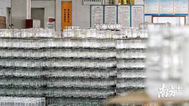 荣事达小家电基地生产车间内待装箱的养生壶。