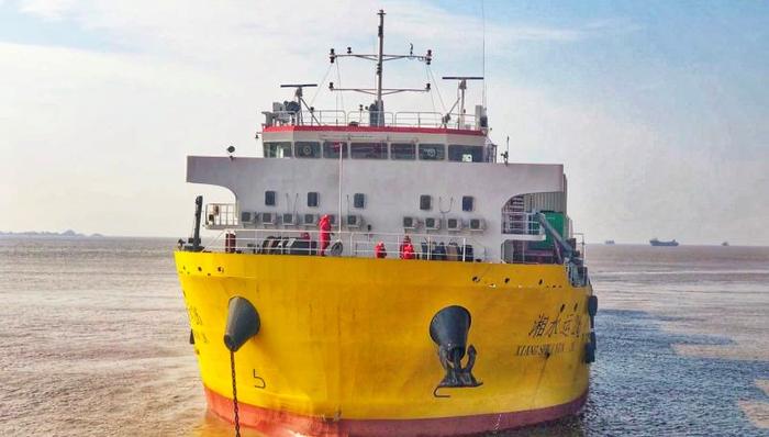 国内首艘,万吨级,特定航线,江海直达,双燃料集装箱船,首航,洋山港