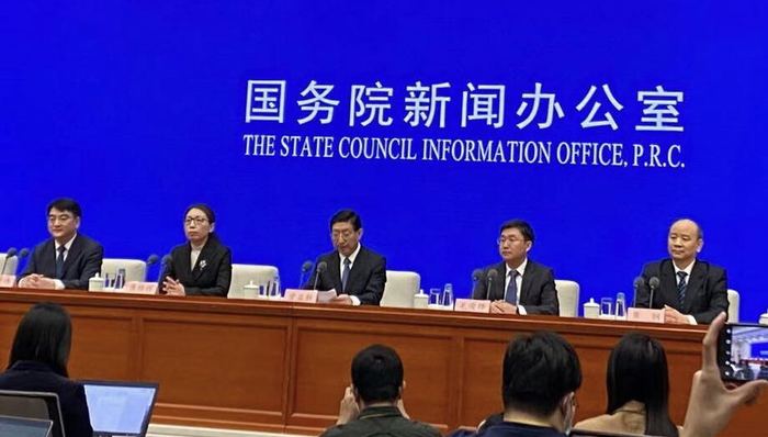国务院：重点人群优先接种新冠疫苗，已完成100多万剂次的新冠疫苗紧急接种