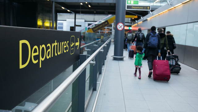 英国遭欧洲多国断航，卫生大臣称已失控