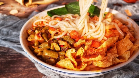 袋装柳州螺蛳粉销售破百亿，又酸又臭的它是如何长成一个大品类的？