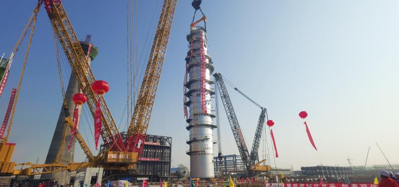 国内最大常压塔吊装成功 盛虹炼化核心设备安装正式启动