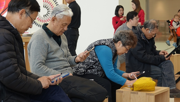 长辈模式、远程协助、一键操作……微信支付宝将进行适老化改造