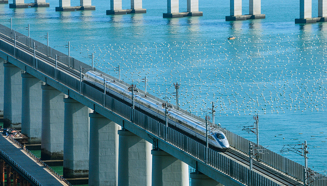 大陆离台湾最近铁路开通，全国首座公铁两用跨海大桥启用