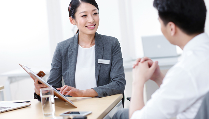 女性在企事业管理层占比上升，但生育与家庭仍是制约发展的主要因素