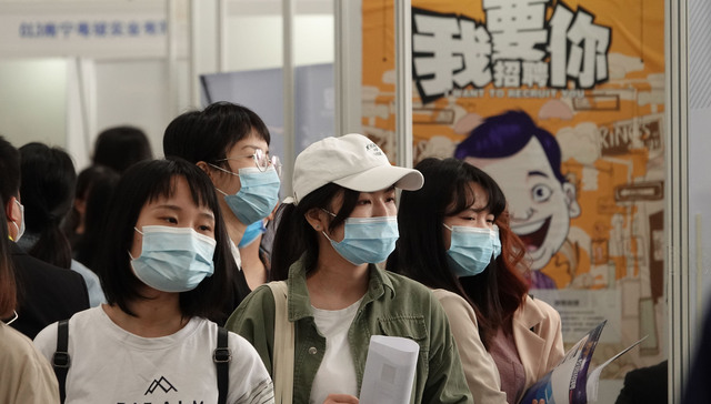 2020大学生就业力报告：仅三成毕业生月薪超过五千元，多数缺乏经验指导