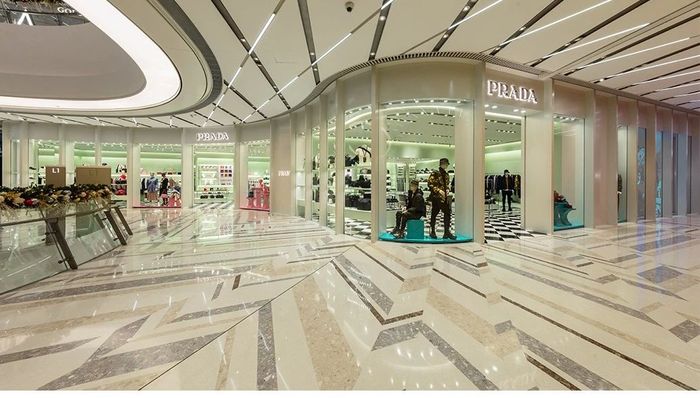 挎住腋下包的中国人救了普拉达的2020