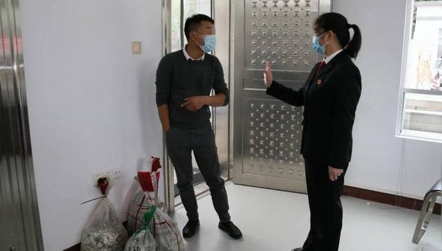 扛4麻袋硬币交执行款被罚引争议，律师：可立法“有限法偿”限制