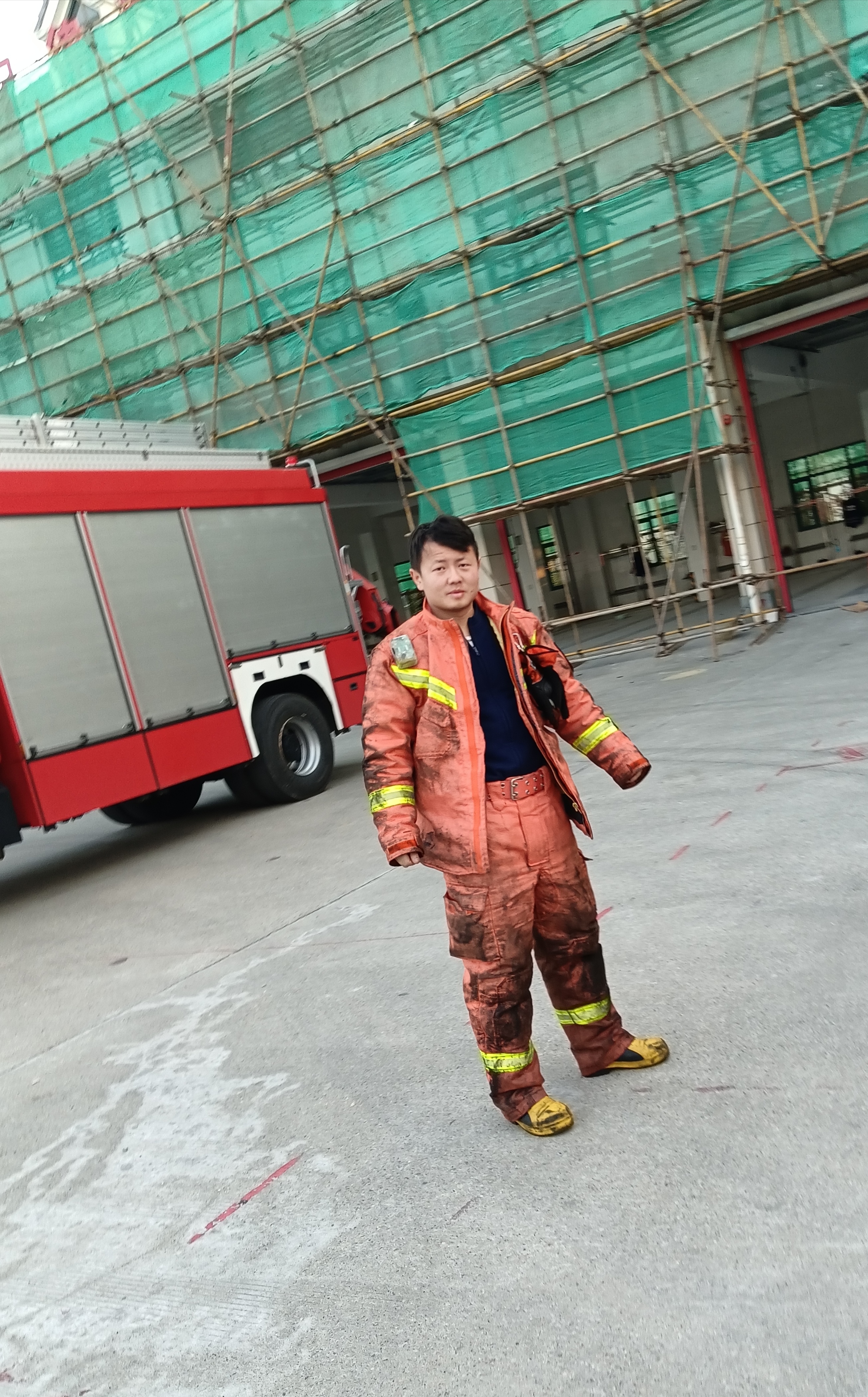 一次消防救援结束后的彭文彬。