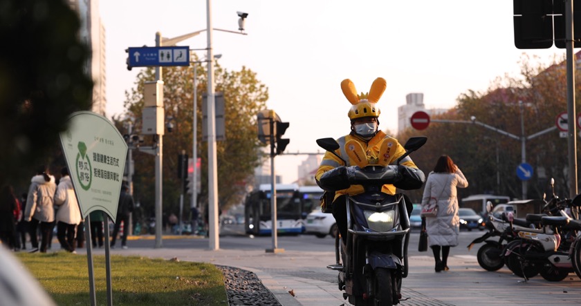王镇海在送餐路上 受访者 供图