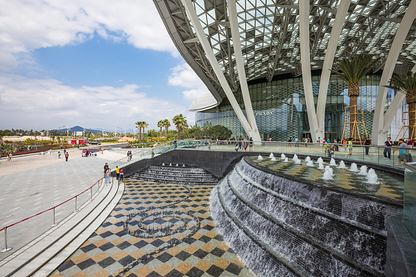 海南免税销售额与股价齐飞，10年8000亿蛋糕如何鲸吞？