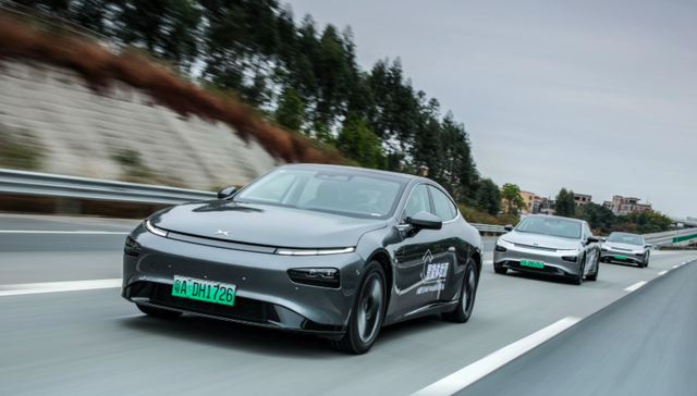 激活前需考试、加速超车果断流畅，我们全面体验了小鹏“自动驾驶”功能｜试驾