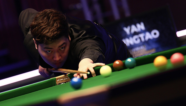 “00后”中国小将颜丙涛创造历史，斯诺克大师赛首秀即夺冠