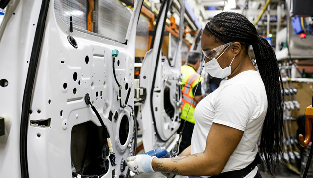 芯片短缺导致福特暂停部分车型生产，德国、印度多地工厂关闭