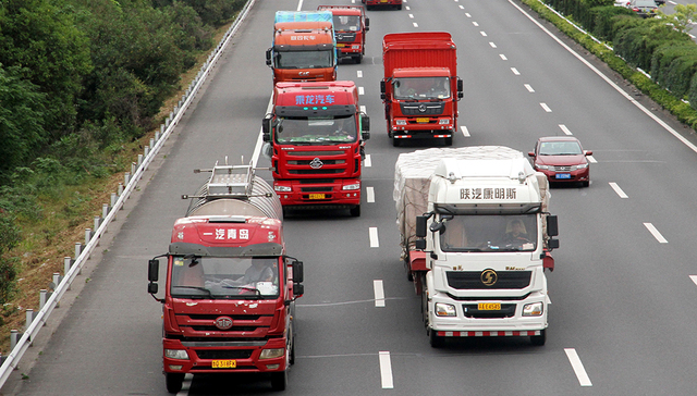 高速公路，货车